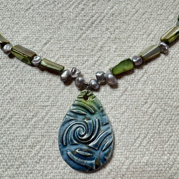 Grey Fresh Water Pearls Green Blue Beaded Wave Teardrop Pendant Necklace - Picture 2 of 4